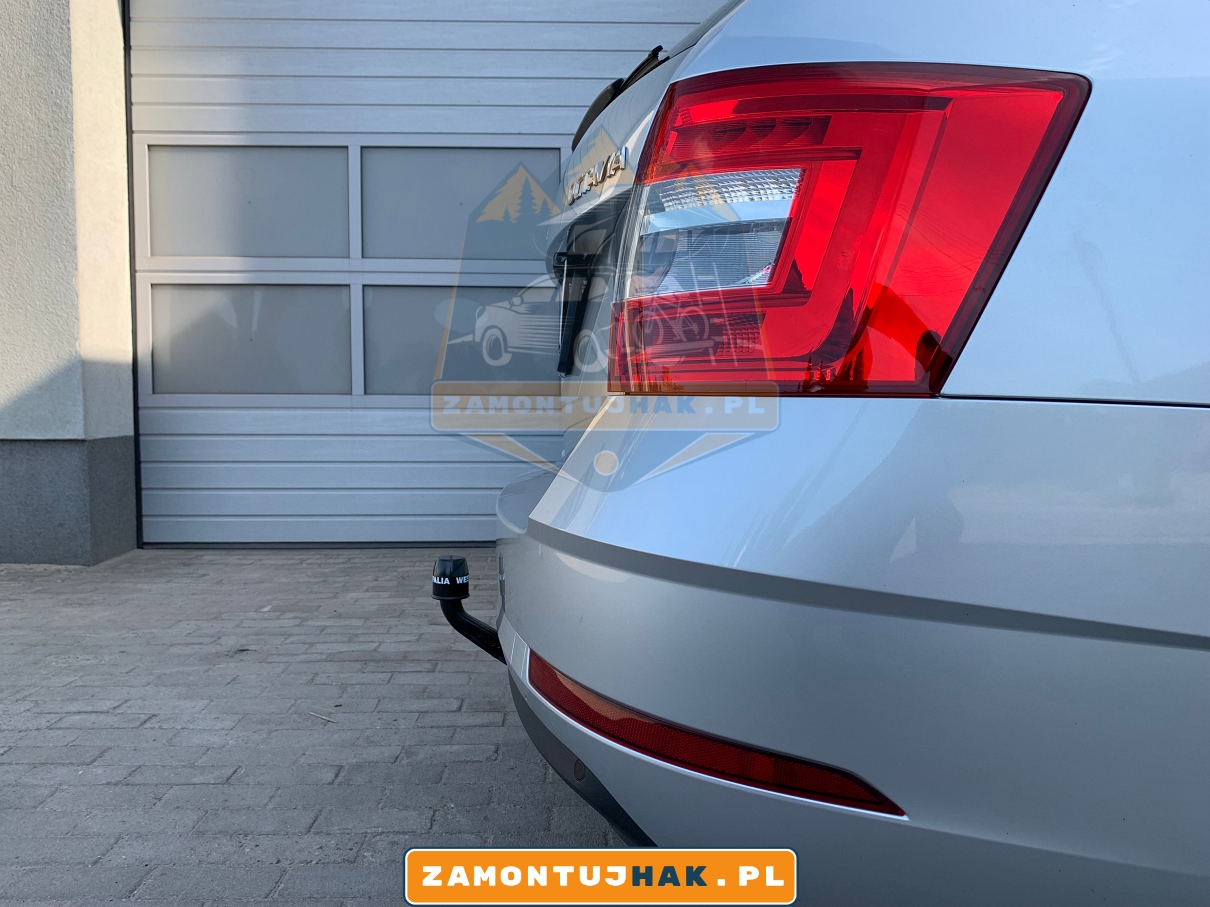 hak wypinany pionowo - zdjecie samochodu z hakiem holowniczym 